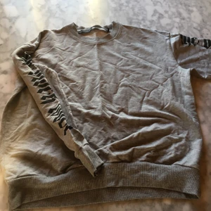 Lager 157 stl S - Tröja från lager 157 i stl S passar även M. Text på armarna och inga defekter. Använd 2-3 gånger😊