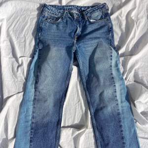 Snygga jeans med en ljus blå rand ner på benet. Köpta på bikbok i storlek M. 80 kr + frakt tillkommer ✨