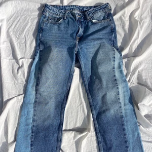 Jeans - Snygga jeans med en ljus blå rand ner på benet. Köpta på bikbok i storlek M. 80 kr + frakt tillkommer ✨
