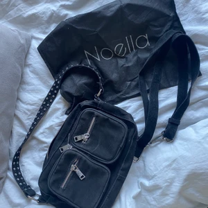 Noella väska - Fin väska i bra skick, köpte för ett år sen men kommer inte längre till användning💕 Det kommer med ett längre band till väskan! Jätterymlig och snygg 