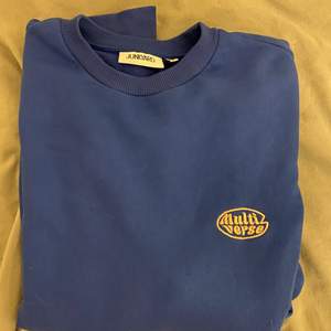Blå sweetshirt från junkyard. Köpt i somras för 399 och säljer för 200. Använd en hel del men väldigt fin kvalite. Strl S