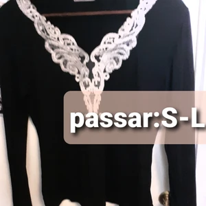 S-L, V-urringad; svart och guldbroderat tröja. - Mycket snygg. Kommer att få dig killarna på fall. 💋 Finns att hämta I Norrköping. Säljes, 36 SEK, 70% nedsatt från inköpspriset: 120 SEK. 