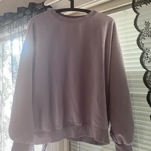 ljuslila sweatshirt - jätteskön sweatshirt i ljuslila. Använd max 5 gånger och säljer då jag inte passar i lila. Säljer för 120kr och köparenstår för frakten på 66kr.