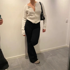 Vit kofta med knappar!  - Vit kofta med knappar! Fräsch nu i vår⭐️ jag på bilden är S. Möts på söder annars står köparen för frakt på 66kr 💕