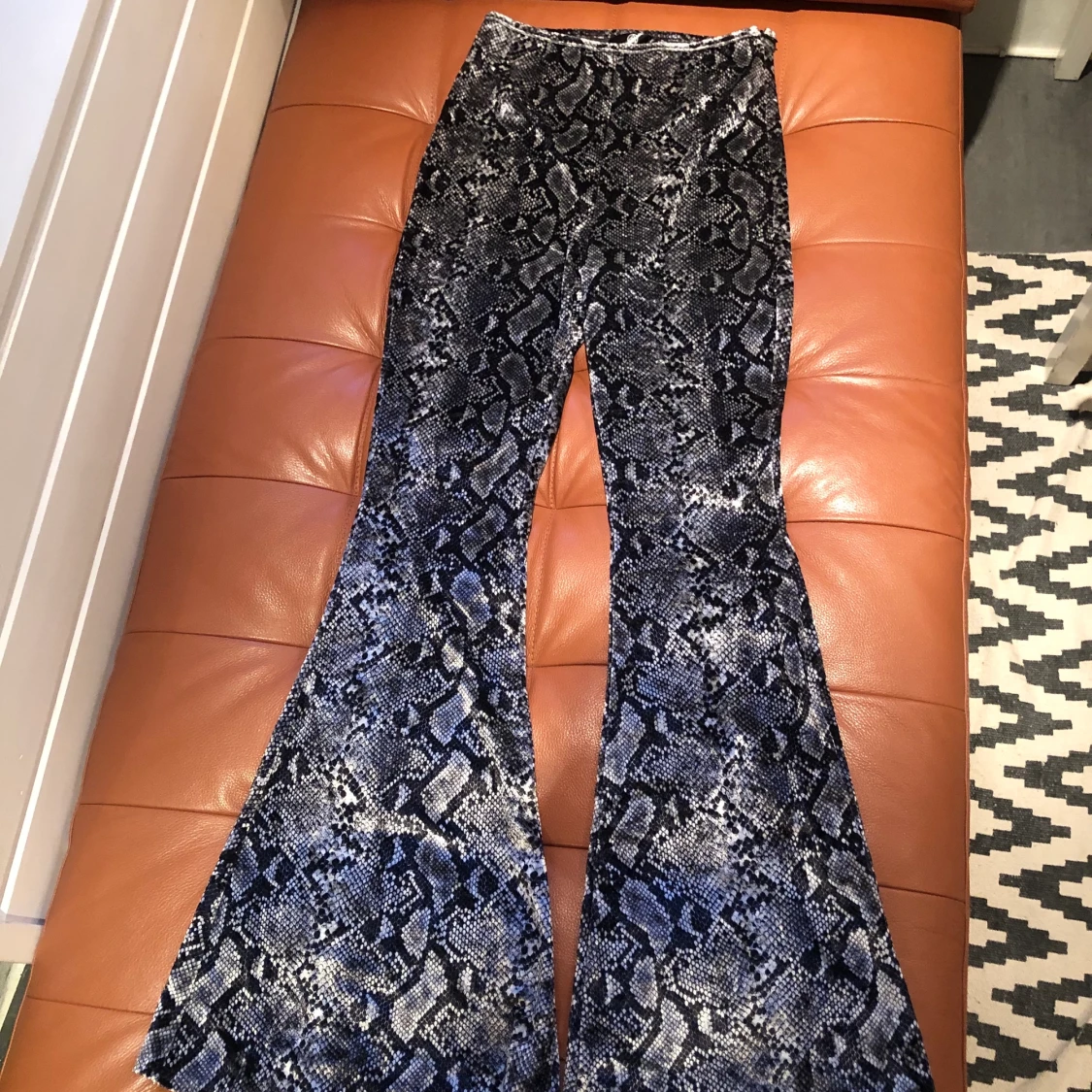 Ett par utsvängda Missguided byxor