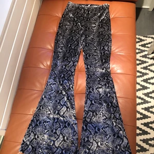 Ett par utsvängda Missguided byxor  - Ett par coola byxor från Missguided i velour. Aldrig använda, lappen sitter kvar pga fel i storlek. Byxorna är i storlek 36 och passar en utekväll som en dag på stan. 