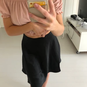 Satinkjol - Svart satinkjol, sååå fin till en stickad tröja en sommarkväll😍😍!!! Helt ny, aldrig använd, lappen sitter kvar. Strl 32. (Jag är 162cm, nästan ner till knäna på mig)                                 BUDA!! 