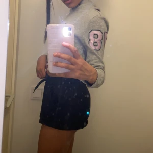 Sorry för min smutsiga spegel  - Den är ganska kort om du är runt 9-11 så passar den nog } den är också 1,3 år gammal köpte den från H&M 