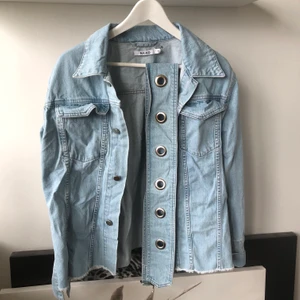 🌸 Jeansjacka 🌸 - Jättesnygg jeansjacka med bälte. Storlek 38. Oanvänd då den var för stor för mig. Har slits på armarna. Köpt på nakd.