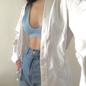 Oversize skjorta, perfekt över bikinin - Fräsch skjorta som passar perfekt över en croptop eller bikinin i sommar. Kontakta mig för ytterligare information💗💗  HÖGSTA BUDET HITILLS: 80 kr