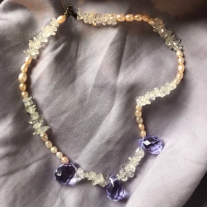 Designhalsband - Extremt fint halsband köpt på exklusiv dansk designbutik, (som ej finns längre), med pärlor och lila och vita stenar.💜 Jättefin modell med vintagestil perfekt för en bal eller finare tillställning. Köparen står för frakten🌙