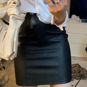 Skinnkjol  - Snygg och skön skinnkjol i storlek S, knappt använd🖤