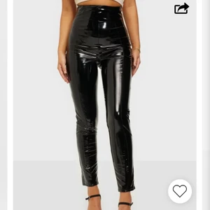 Vinylbyxa - Vinyl byxa från nelly trend med små fickor baktill. 