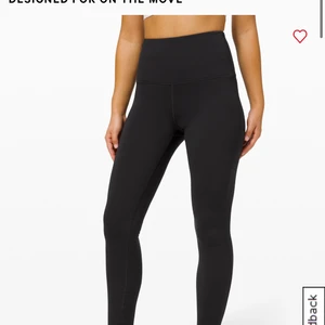 Lululemon Wunder Lounge  - Super sköna ”work from home” leggings från Lululemon, mjuk fleece - ish material på insidan, som gör dom _super_ sköna att ha på!   Stolek US 4 / passar XS- S   Säljas endast för att jag har ett par i storlek 2 som jag trivs bättre i   Köpta för 108€ och endast använda hemma och tvättade en gång 