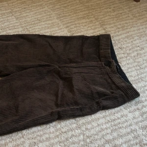 Bruna Manchester byxor Zara  - Fint skick, andvända femtal gånger... blev för små. Storlek s. Längd till vaden. 