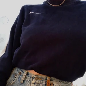 nike sweatshirt  - en mörklblå nike sweatshirt köpt här på plick (lånade bilder) använd fåtal gånger, går såklart att vika ut så den blir som en vanlig tröja💕 fraktar endast❤️