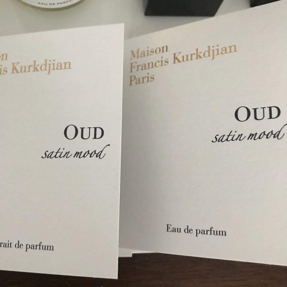 Sprayed once! Super luxe perfumer Maison Francis Kurkdjian fragrance sample in 1. “Oud Satin Mood - EdP.” Oud Satin Mood’s notes include Violet, Laotian oud, Bulgarian rose, Turkish rose, Vanilla, Amber. Review and rating from Fragrantica: Perfume rating 4.3 out of 5 with 2,195 votes on Fragrantica. “As many before me have said, this is Turkish delight with oud and violet. The oud is really refined and toned down but it is there and the violet appears in the middle and it gives a clean vibe. Overalls this is a really classy, refined, well blended perfume. It projects like a monster and it lasts.” 2. “Oud Satin Mood - Extrait de Parfum” Oud Satin Mood Extrait’s notes include Violet, Geranium, Ceylon cinnamon, Bulgarian damask rose essence, Tunisian centifolia rose absolute, Laotian oud. Vanilla. Review and rating from Fragrantica: Perfume rating 4.5 out of 5 with 549 votes on Fragrantica. “This is the darkest of nightshade rose, a vampiric rose, a rose whose green vitality has been fixed, inverted, crystallized into a lustrous garnet bloom through the introduction of rich, woody-medicinal oud of the highest quality. The intense violet—a crystalline bell jar—adds a cool, clean, melancholic powder, and the vanilla and sandalwood form the creamy-smoky base, an incredible mahogany plinth supporting the central gemstone. Oud Satin Mood Extrait is such a beautiful fragrance, showcasing the rose and oud.” Nypris €195 for 2.4 fl oz for EdP and €275 for 2.4 fl oz for the Extrait so this is essentially Nypris €4.75 for 0.06 oz / 2ml excl. frakt times 2 samples. . Övrigt.