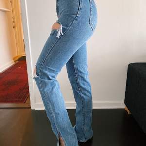Helt nya jeans med prislapp kvar från prettylittlething. Strl 8 motsvarande en S. Perfekt i längden för mig som är 175, dock för små då dem inte är stretchiga och passar inte mig med lite större lår. Annars superfina jeans med slitsdetalj och hål. Pris kan diskuteras vid snabb affär