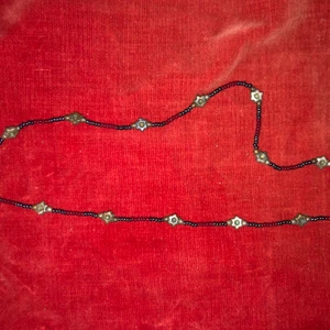 halsband - trevligt litet halsband utan så mycket krussiduller, fina små stenar, passar till det mesta🌺