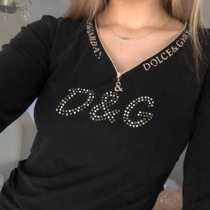 Dolce gabbana tröja - Säljer min dolce gabbana tröja med dragkedja och tryck med strass. Storlek L ungefär men den är  liten i storleken så sitter mer som en S/M💙💙