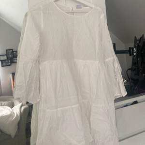 Jätte söt vit klänning köpt på Gina Tricot för väldigt länge sen! Lite smått genomskinlig men funkar ändå att använda utan bh! Går ner till knäna på mig som är 162! Stretchig och skön men kommer aldrig till användning tyvärr!🤍🤍🤍