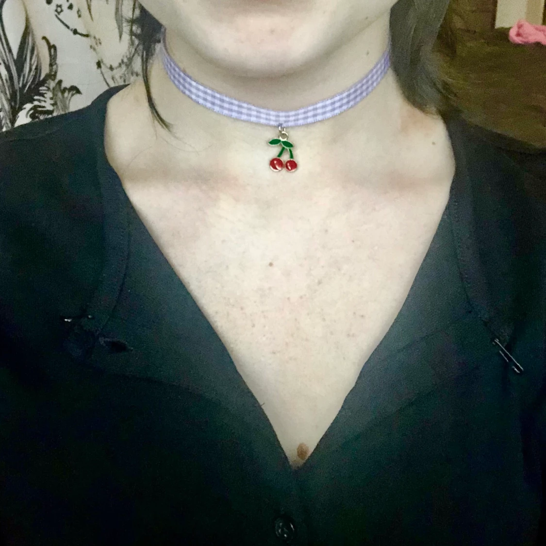 Lila choker med körsbär
