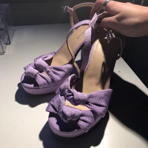 Lila klackskor - Ett par jättefina ljuslila klacksko från Tiamo i storlek 36 (men de passar även mig som brukar ha storlek 37). De är knappt använda och i nyskick! Pris kan diskuteras♥️