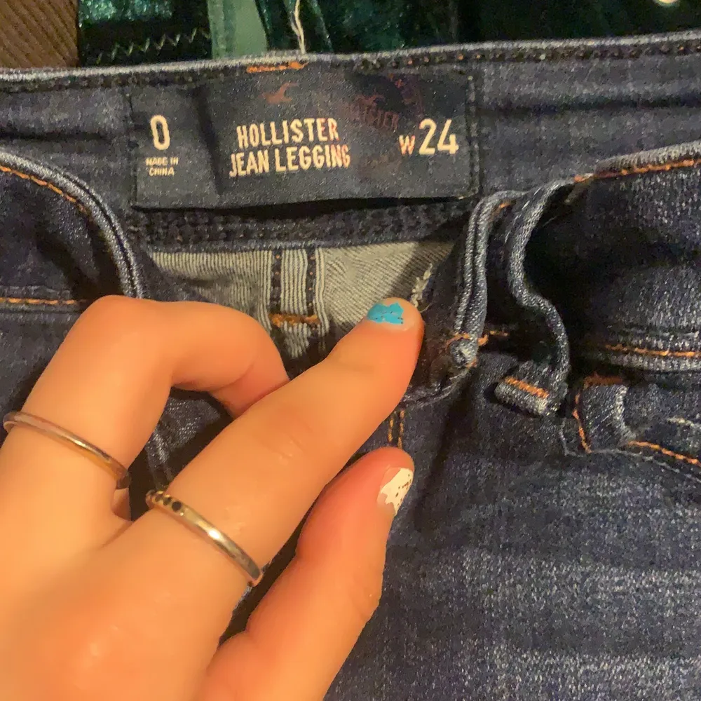 säljer dessa hollister jeans har ej heller haft användning så ny skick ❤️. Jeans & Byxor.