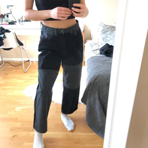 Jeans  - Säljer dessa block jeans från Monki i modellen ”Mozik colour block jeans”! Använda en gång, älskar modellen men de har blivit för stora:( de är wide leg, mid-waist! 