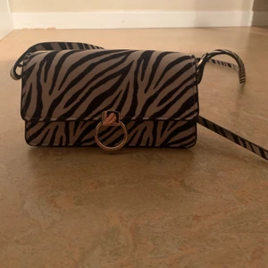 Svart och vit väska  - Aldrig använt 