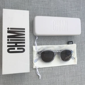 Chimi Eyewear Solglasögon - Fräscha Chimi glasögon i Litchi #002. Använda få gånger, inga repor. Låda, fodral, påse och trasa finns. Säljer eftersom de inte kommer till användning!!  410kr INKLUSIVE FRAKT (!!!)