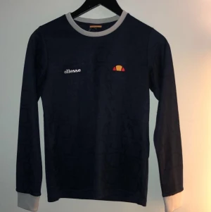Elesse tröja - Jag säljer en elesse tröja som är i extremt skönt material. Plagget finns ej att köpa längre vad jag vet. Köptes för 500kr.