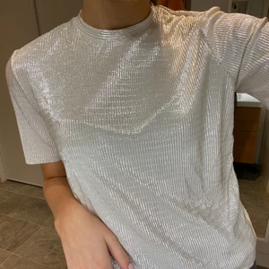 T-shirt - Säljer denna coola t-shirt från BikBok! Knappt använd och i nyskick. Hör av er om ni är intresserade💖