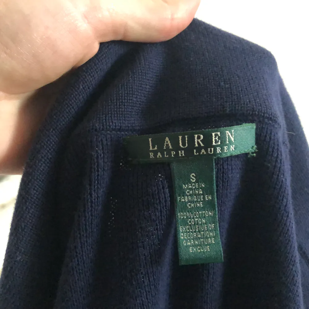 Äkta tröja från Ralph Lauren. Säljes då jag aldrig använder den och den förtjänar att komma till användning ☺️🌸 strl S men passar även M.  240kr + frakt ❣️. Tröjor & Koftor.