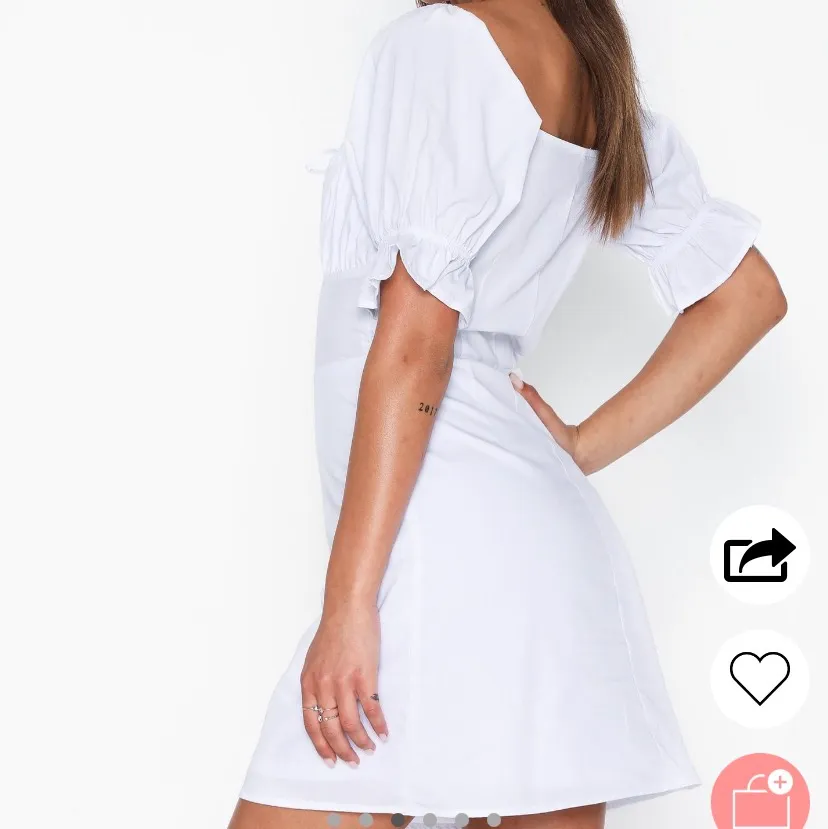 Superfin vit klänning som passar perfekt till studenten. Köpte för ca 1 år sedan men aldrig använd då den är lite tajt på mig💞 nypris: 500kr, buda privat 🤍. Klänningar.