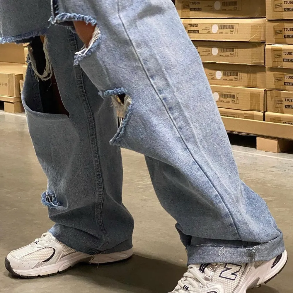 (HÖGSTA BUD 220 UTAN FRAKT) Jag säljer dessa super snygga midrised, baggy-slitna jeans som tyvärr inte kommer till användning så ganska bra skick. De är även ganska långa i modellen så de går ned perfekt vid skorna. Köpta på boohoo för 350 och säljer för 125kr. Jag och köparen kommer överens om frakten💞💞 (första bilden är lånad). Jeans & Byxor.