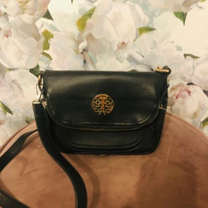 Liten handväska i läder imitation med axelband - Fin handväska som är pricken över i:et till outfiten🌻 stort förvaringsutrymme och små fickor finns.