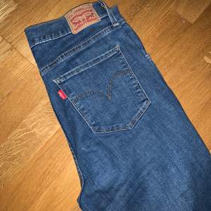 Super sköna jeans från Levis som endast är använda ett par gånger, därav super bra skick. Köparen står för frakt (66 kr)💞