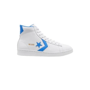 Converse - Säljer ett par sjukt coola Converse i läder. ( det är dem BLÅA på första bilden) Använda Max 3-4 ggr och säljer då de tyvärr inte kommer till användning. Lite smutsiga men går lätt att skölja bort då det inte är tyg. Kan skicka fler bilder vid intresse. De är i storlek 40 men passar mig som är storlek 39