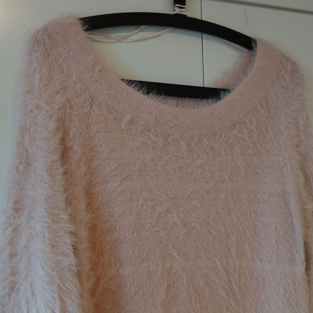 Gina Tricot, fluffig rosa tröja i strl S. Sparsamt använd. Köparen står för frakt. (Kan skickas som brev då blir frakten billigare, men då är det ej spårbart). Tröjor & Koftor.