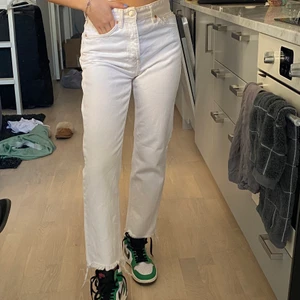 Vita Zarajeans - Säljer dessa vita jeans från Zara! Storlek 36 så motsvara ungefär 26/27! 