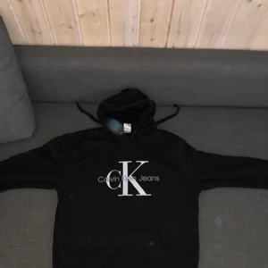 Calvin Klein Hoodie - Använd i knappt ett år men i väldigt bra skick.     Nypris:699kr.      Mitt pris:150kr 