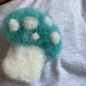 Svamp brosch  - En brosch som jag har broderat själv. Jättefin att ha på sig eller ha den i en blomkruka. Skriv privat om du vill ha mer information. Köparen står för frakt. Pris: 35kr + frakt 9kr