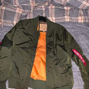 Alpha Industries bomber jacka, Gently used 8/10, En liten fläck inuti i jackan (synd på bild 3), öppen för budgivning 