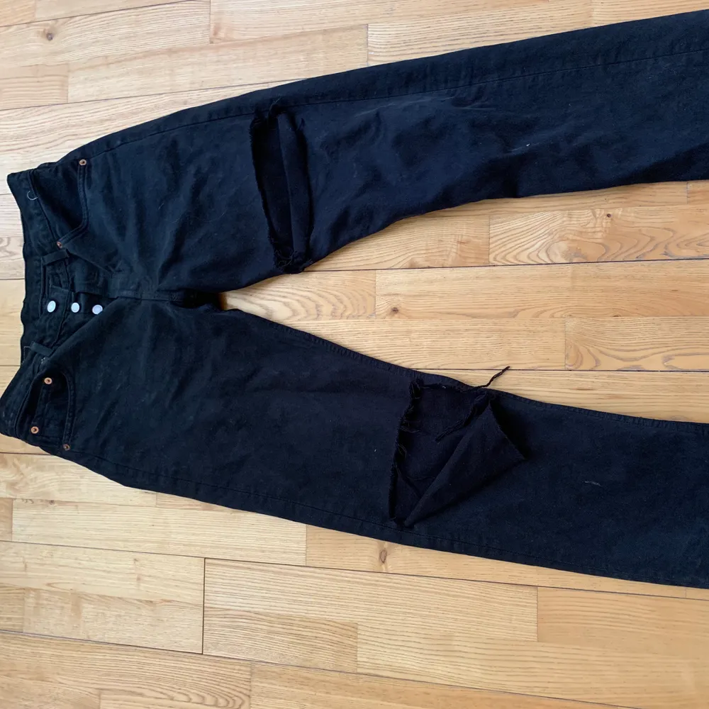 Vintage Levis 501 jeans med hål🌟 Eftersom det är vintage Levis är midjestorleken lite off men jag skulle säga att den sitter som en 38 i midjan(Skriv privat för mått) Men längden är som vanligt om inte längre🥰. Jeans & Byxor.