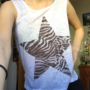 Coolt linne - Coolt linne med en stjärna, sitter ganska loose så passar säkert andra storlekar än S