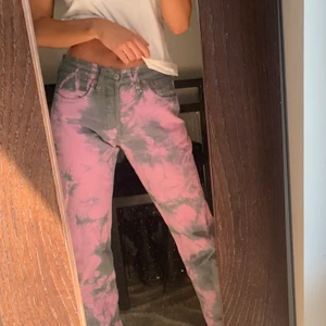 Vintage Levis jeans tie dye  - Ett par vintage Levis jeans köpta i Paris, Så extremt coola men kommer tyvärr inte till användning. Storlek 26/32 och perfekt längd på mig som är 169cm! Skriv till mig om ni har frågor eller vill ha mer bilder 💖 Om fler är intresserade buda i kommentarerna 💕