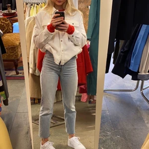 Vårjacka  - En vit fin vårjacka från zara i väldigt gott skick. Används få antal gånger. 🥰