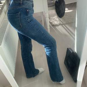 Ett par mörkblåa utsvängda skitnajs jeans, gör sig inte rätta på mig då den tyvvär är lite små, storlek 32 och inte så långa !