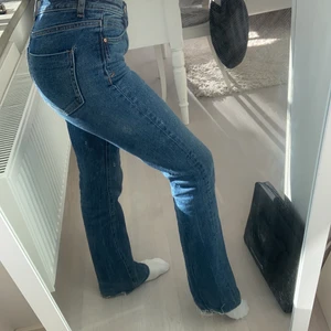 Zara jeans - Ett par mörkblåa utsvängda skitnajs jeans, gör sig inte rätta på mig då den tyvvär är lite små, storlek 32 och inte så långa !